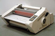 ������ ��������� Roll laminator ��������� �������� � ������� �� ������� �3+. ��������� �������� � ���� � ������������, ��������� ������� ������ �� 250���. ��� ����� ������ ��� ������������ ���������� ����, ��������� ����������, �������, ����������� � ������ ��������������� ���������, ��� ����� ����������� ���������� ��������� � ��������������� �������.